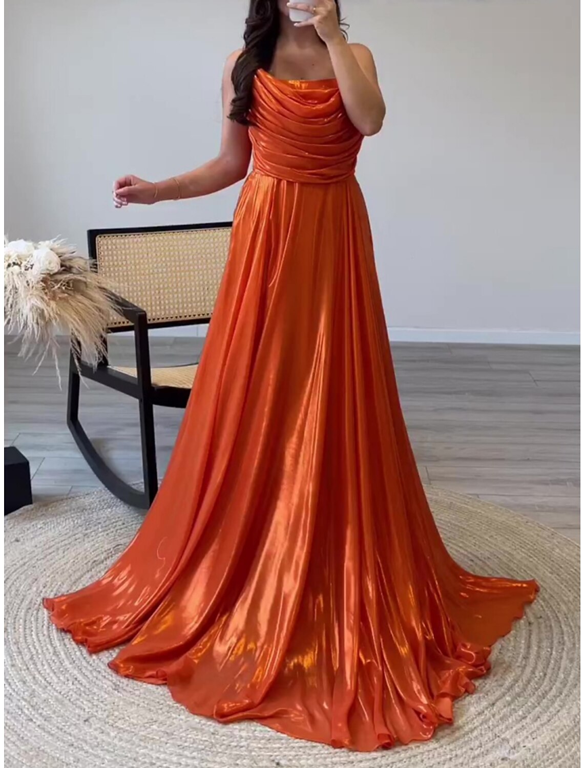 Abito da sera a trapezio, elegante, formale, con strascico a ruota, senza maniche, spalline sottili, in raso con pieghe e arricciature